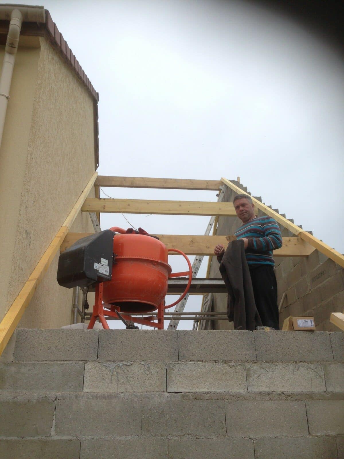 Construction d'une extension de maison : maçonnerie et charpente sur cette photo : Couvreur Charpentier BOURGIS Dylan