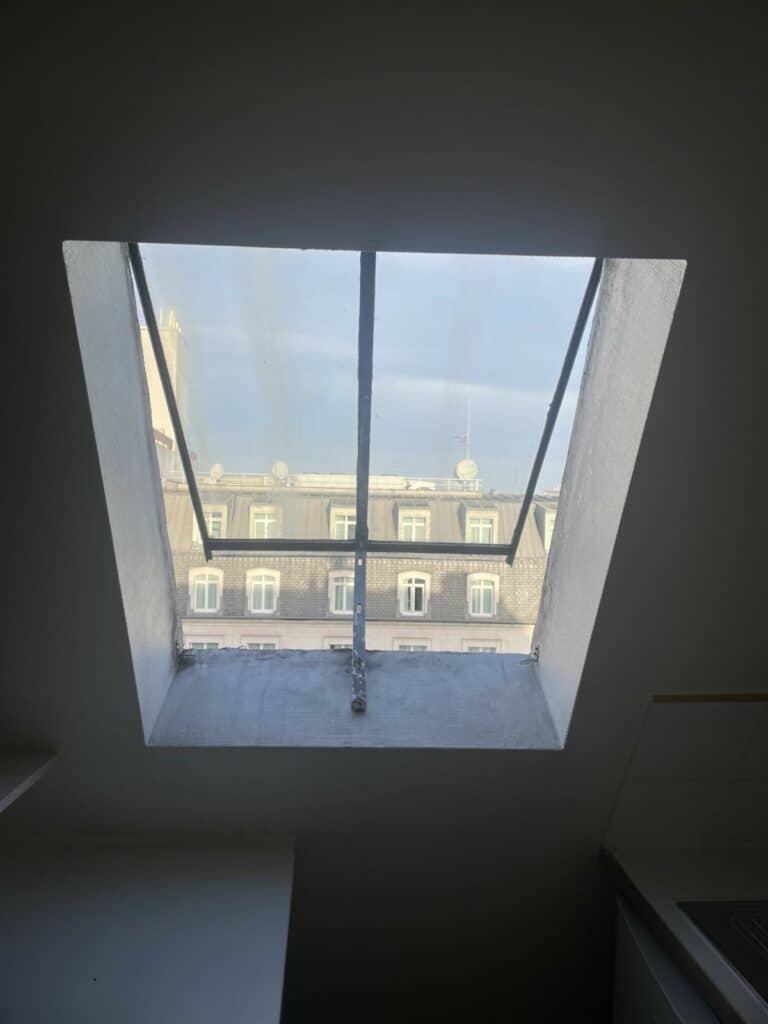 Charpentier couvreur 91 :  AVANT Lucarne chambre de bonne - remplacée par un velux plus lumineux plus confortable à vivre