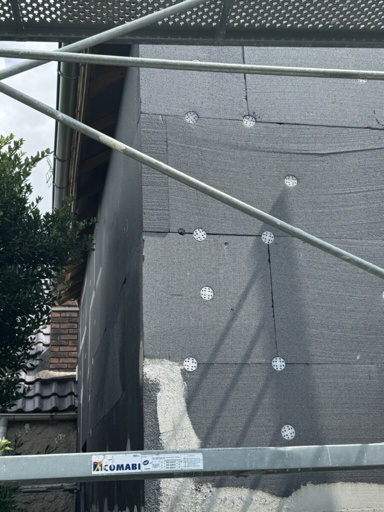 ravalement de façade et isolation par l’extérieur de cette maison à 91 Massy - façadier 91 Bourgis Dylan & Stéphane : pose plaques d'isolant sur murs extérieurs en cours ravalement de façade et isolation par l’extérieur de cette maison à 91 Massy - façadier 91 Bourgis Dylan & Stéphane : pose plaques d'isolant sur murs extérieurs en cours