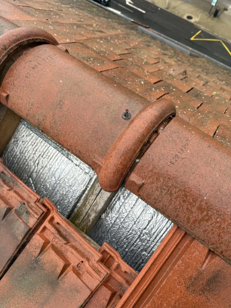 Couvreur 91 Chilly Mazarin : tuiles à remplacer car envolées suite tempête - couvreur Bourgis