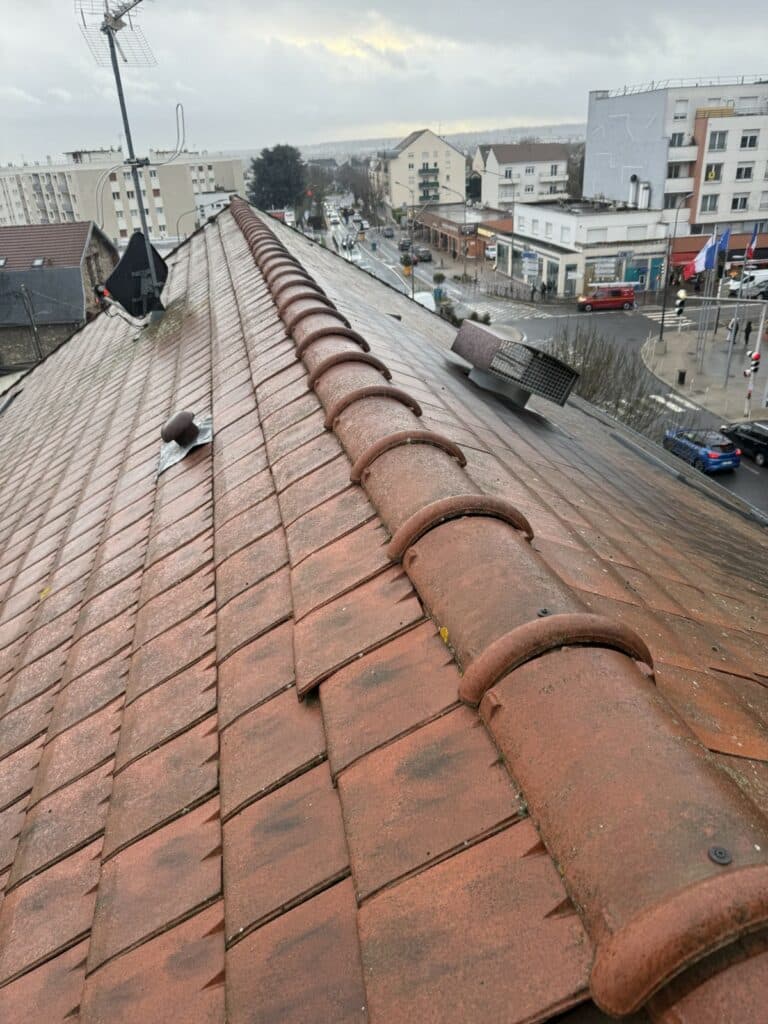 Couvreur 91 Chilly Mazarin : tuiles à remplacer car envolées suite tempête - couvreur Bourgis
