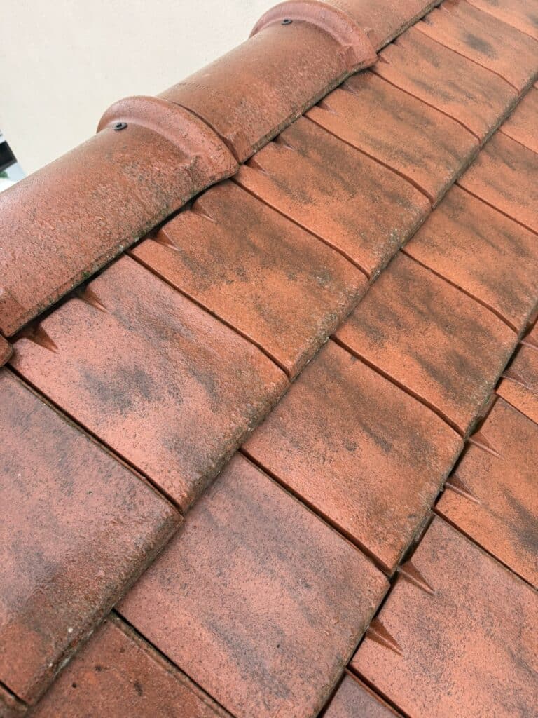 Couvreur 91 Chilly Mazarin : tuiles à remplacer car envolées suite tempête - couvreur Bourgis